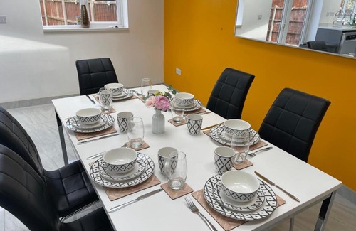 Luton House | Luxurious Detached Holiday House Free Parking near Airport Town Centre Railway Station