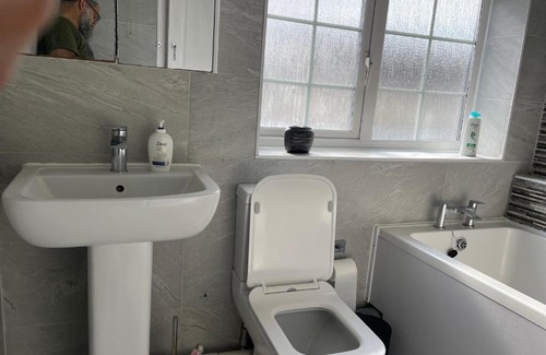 Luton House | Luxurious Detached Holiday House Free Parking near Airport Town Centre Railway Station