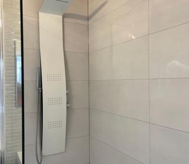 Luton House | Luxurious Detached Holiday House Free Parking near Airport Town Centre Railway Station
