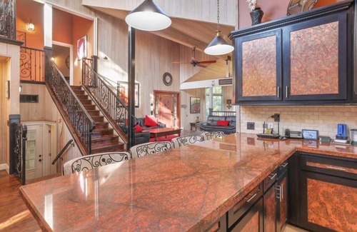 Shaver Lake House | Luxurious Escape-DOUBLE Masters and GOURMET Kitchen with New air conditioning