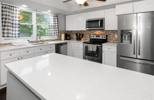 Glasser House | LUXURIOUS ESCAPE IN LAKEHOUSE W/ 4BR PKG&GAMEROOM