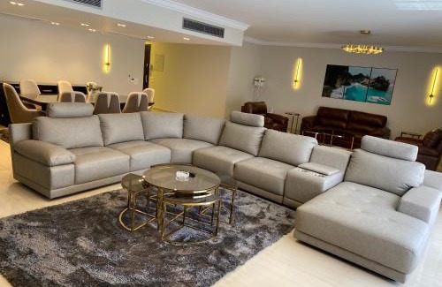 Qasr an-Nil Apartment | Luxurious Family 5BR Pool View Near Airport!