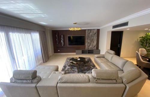 Qasr an-Nil Apartment | Luxurious Family 5BR Pool View Near Airport!