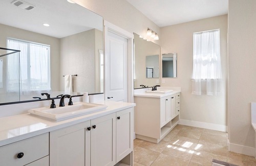 Lathrop House | Luxurious Family Retreat Lakeside