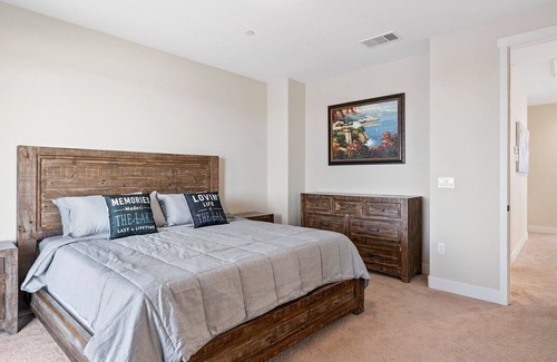Lathrop House | Luxurious Family Retreat Lakeside