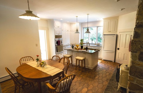 State College Other | Luxurious Farmhouse - 8 mins to Beaver Stadium