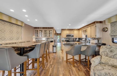 Smithville Boat Rental | Luxurious Five Bedroom Houseboat Retreat on Center Hill Lake