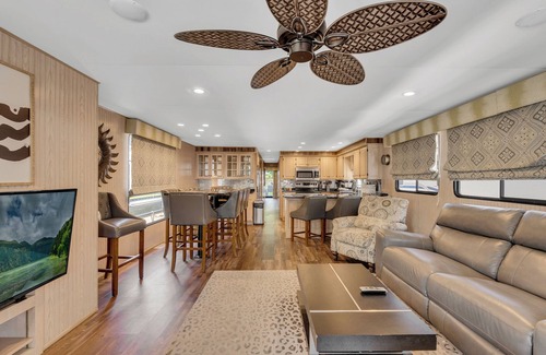 Smithville Boat Rental | Luxurious Five Bedroom Houseboat Retreat on Center Hill Lake