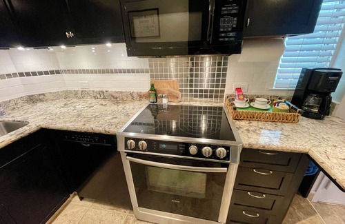 Diamond Head - Kapahulu - St. Louis Condo | Luxurious Getaway