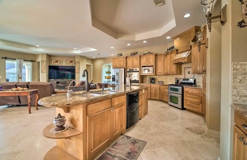 Humble House | Luxurious Getaway w/pool! 4 min from airport!
