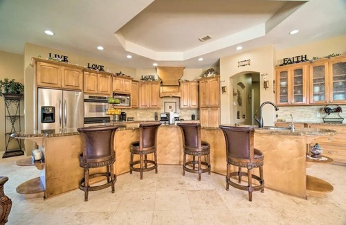 Humble House | Luxurious Getaway w/pool! 4 min from airport!
