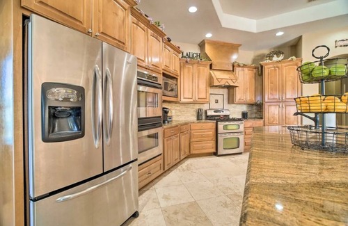 Humble House | Luxurious Getaway w/pool! 4 min from airport!