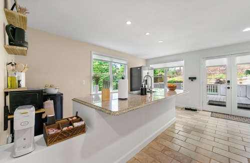 Woodstock Apartment | Luxurious Guest House with Game Room & Many Amenities in awesome Woodstock!