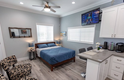 Reseda House | Luxurious Guest Suite with a Private Yard
