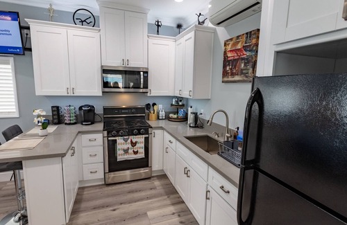 Reseda House | Luxurious Guest Suite with a Private Yard