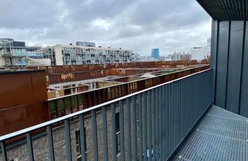 Manchester Apartment | Luxurious, High-End 2-Bedroom with Balcony