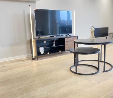 Manchester Apartment | Luxurious, High-End 2-Bedroom with Balcony