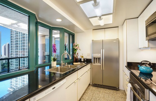 Waikiki Condo | Luxurious High floor Waikiki Landmark Condo, Ocean & Diamond Head views!