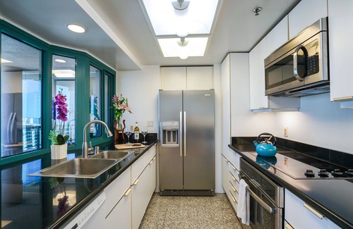 Waikiki Condo | Luxurious High floor Waikiki Landmark Condo, Ocean & Diamond Head views!