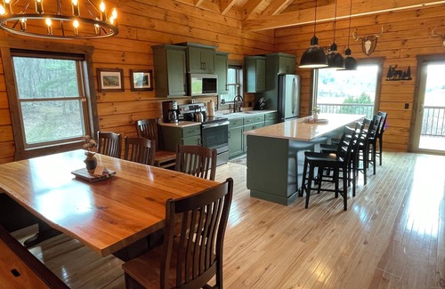 Ontario Cabin | Luxurious Hilltop Log Cabin with Scenic View