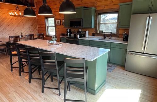 Ontario Cabin | Luxurious Hilltop Log Cabin with Scenic View