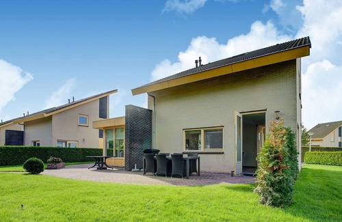 Koudum House | Luxurious Holiday Home in Koudum with Pool