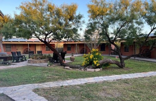 Brackettville House | Luxurious Home located at the epicenter of the solar eclipse.