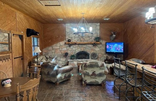 Brackettville House | Luxurious Home located at the epicenter of the solar eclipse.