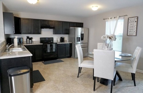Charlotte House | Luxurious Home Near UNC & More.Wi-Fi.2 lofts