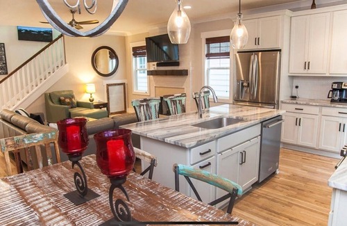 The Nations House | *LUXURIOUS House! Garage Parking, Walkable, Trendy neighborhood (Pet Friendly!)*