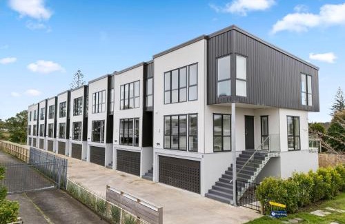 Otahuhu House | Luxurious House near Seaside Park