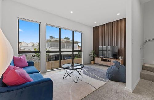 Otahuhu House | Luxurious House near Seaside Park