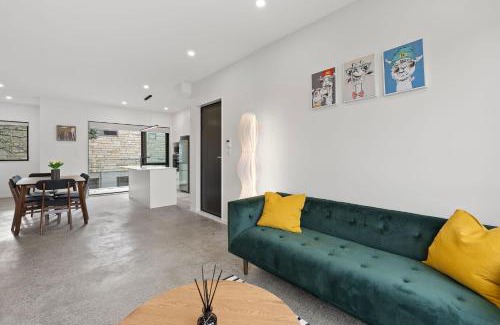 Otahuhu House | Luxurious House near Seaside Park