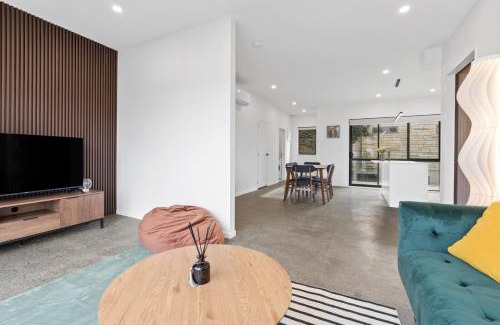 Otahuhu House | Luxurious House near Seaside Park