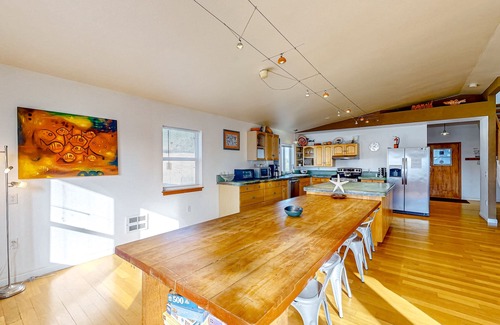 Bandon House | Luxurious house w/great room, woodstove & beach nearby - dogs OK