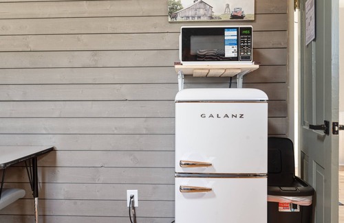 Tellico Plains Hotel | Luxurious Inn Next to the Mountains and the River, The Cole Room 9B