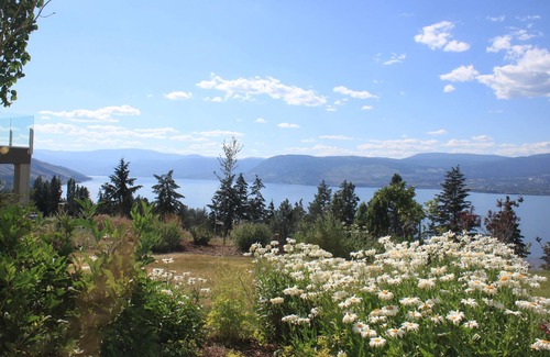 Southwest Mission House | Luxurious Kelowna Retreat - Ideal for Families, Relocation, Romantic Getaways