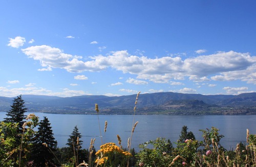 Southwest Mission House | Luxurious Kelowna Retreat - Ideal for Families, Relocation, Romantic Getaways