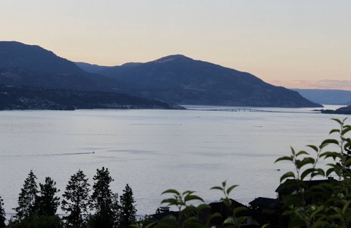 Southwest Mission House | Luxurious Kelowna Retreat - Ideal for Families, Relocation, Romantic Getaways