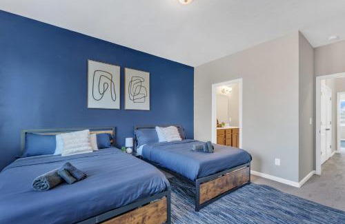 Southwest Raleigh House | Luxurious King 3BR Townhouse Mins to Downtown!