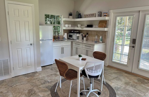 Vero Beach South Cottage | Luxurious King Guest Cottage - No Hidden Fees!