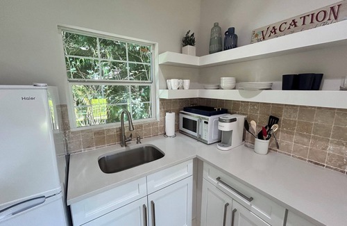 Vero Beach South Cottage | Luxurious King Guest Cottage - No Hidden Fees!