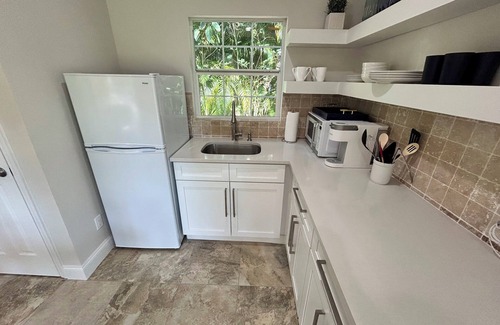 Vero Beach South Cottage | Luxurious King Guest Cottage - No Hidden Fees!