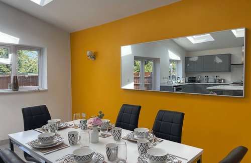 Luton House | Luxurious Kitchen Lrg Bedrooms Holiday FreeParking