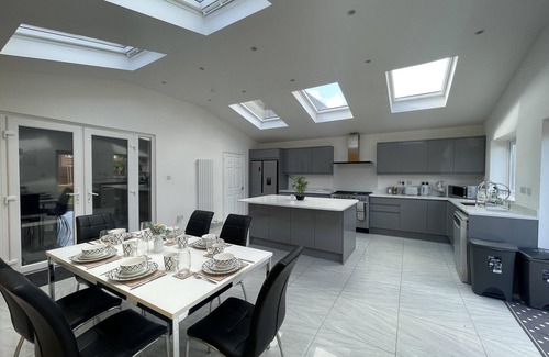 Luton House | Luxurious Kitchen Lrg Bedrooms Holiday FreeParking