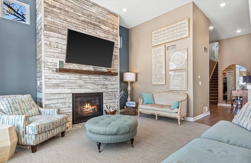 Mukwonago House | Luxurious Lake Home - Sleeps 14 - Southeast WI