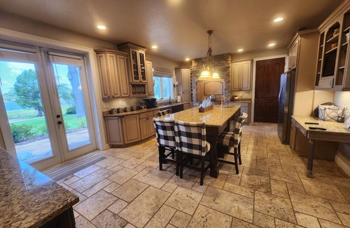 Candler House | Luxurious lake house, White Sandy Beach on Little Lake Weir Cozy and quiet
