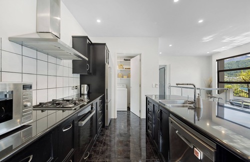 Kelvin Heights House | Luxurious Lake View Escape - 3 Bedroom Home!