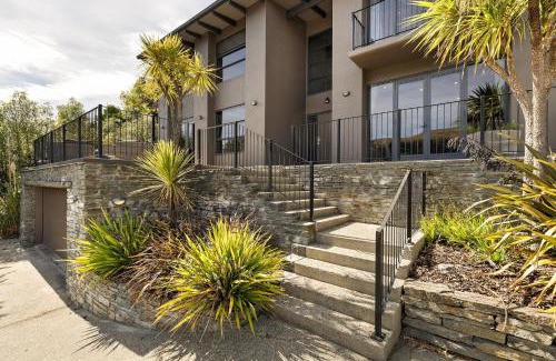 Kelvin Heights Villa | Luxurious Lake View Escape