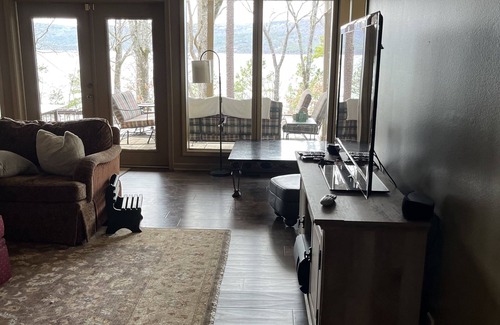 Eden Isle House | Luxurious Lakefront Eden Isle House - Heber Springs, AR
